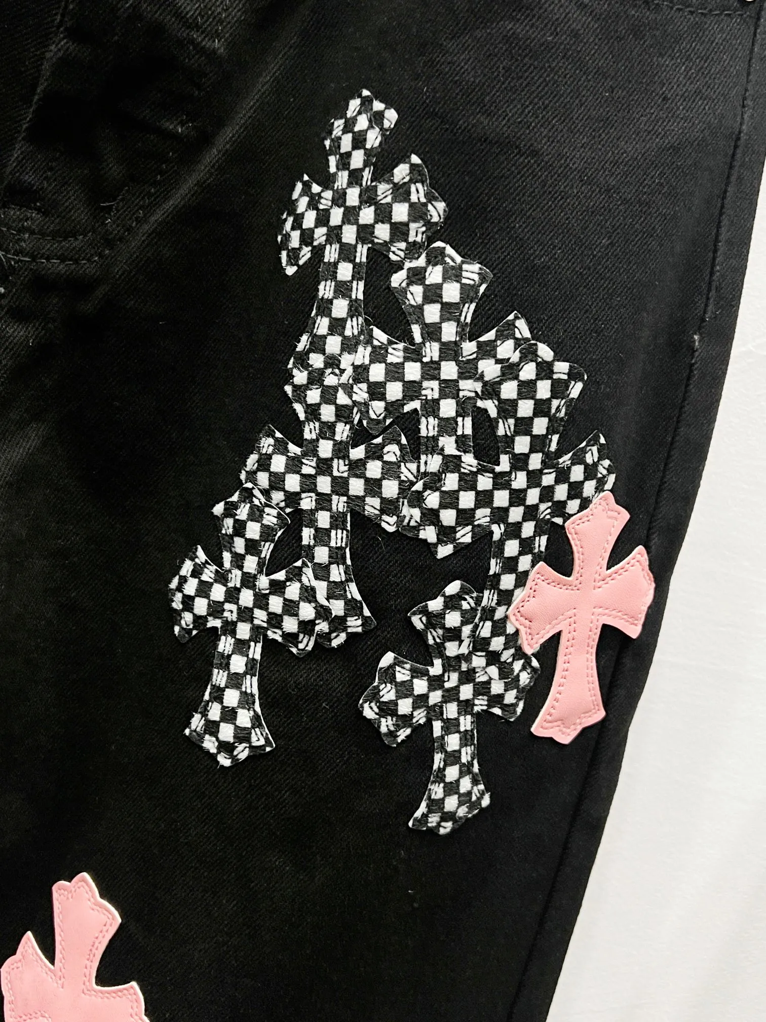 P260 Style number: (c015) Chrome hearts Cross patch leather jeans workwear logging pants Chrome hearts logging pants are here! ! ! CH Croix Heart Double Knee Cross Patch Leather Bo1 Style Logging Pants Straight-leg Work Pants B136 Croix Heart Cross Sanskrit Overalls Price 4W Level, Patched Cross Pattern Decoration, High Waist Washed Jeans! ! Absolutely high-end luxury products, 1.9W level god-level single products, super popular products, made by top heavy industry, not to be missed. About Zangyin, this is an extremely luxurious fashion brand, which can also be called the nobles of the high street. It has always been an exclusive brand of some hipsters or rich second generation. Compared with ordinary high streets, it is more luxurious and noble. Compared with luxury brands, it has a more fashionable personality and has always been a brand that I have a special liking for. Imported yarn is custom-woven into a high-density twill canvas, which ensures a crisp silhouette while also making the fabric feel very delicate. It follows the B01 classic silhouette, with a crisp and stylish upper body. The ready-made garments are stone-ground and fermented, so they can be matched with any style. Buttons and brushed zinc are washed with genuine YKK retro metal products. Double-layered canvas on the front. Perfect details. All hardware is perfect. Size: s-XXL Color: Black